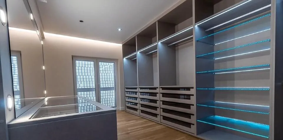 Prateleiras de vidro com iluminação LED