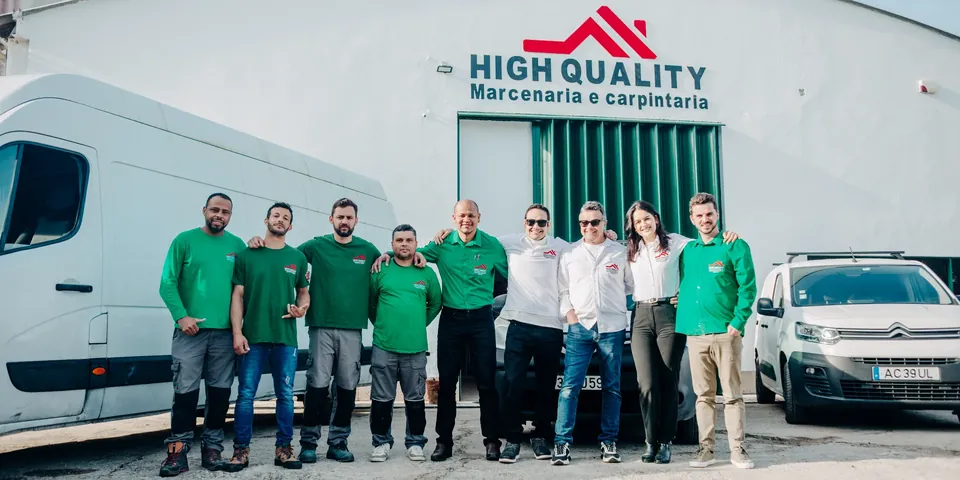 Equipa da High Quality em frente às instalações