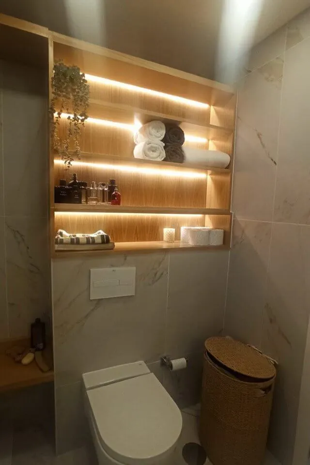 Prateleiras iluminadas em casa de banho